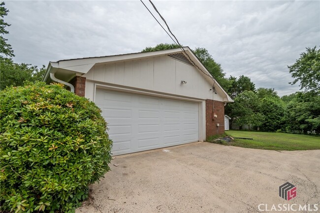 Building Photo - 1500 Crooked Creek Rd