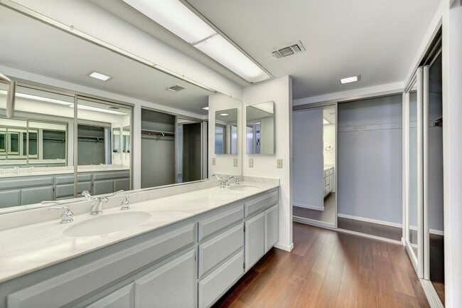 Building Photo - STUNNING 4BD / 2.5BTH SINGLE FAMILY RIGHT ...