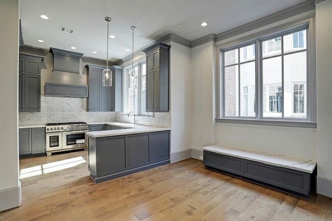 Building Photo - 1909 Revere St