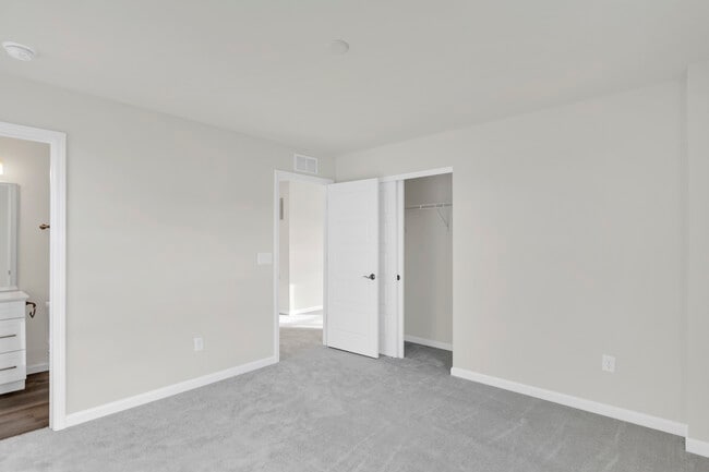 Building Photo - 668 Branson Dr