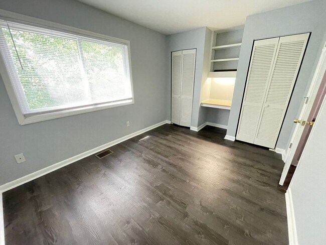 Building Photo - Updated 2br 2ba End Unit in Chancellor Squ...
