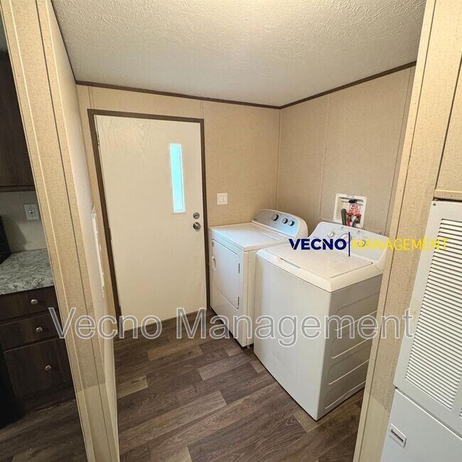 Building Photo - 842 Corinne Dr