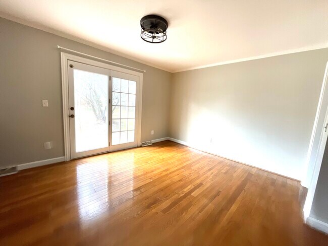 Building Photo - 208 Dalewood Dr