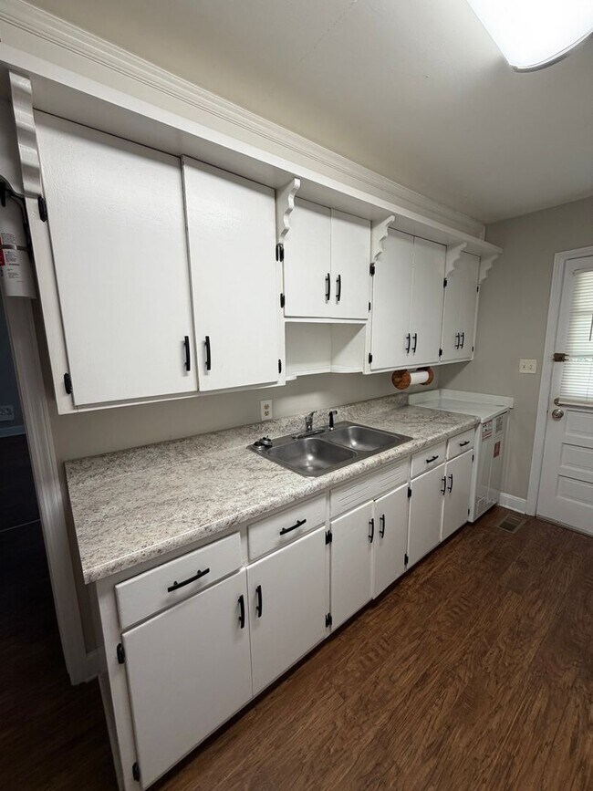 Building Photo - 806 Rodie Ave