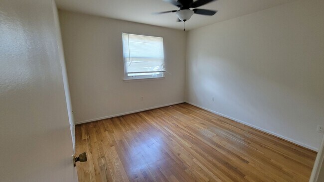 Building Photo - Spacious 4 Bed 3 Bath Home With Fully Fenced Yard In Amenity-Rich Kings Park West