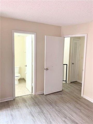 Building Photo - 680 Tennis Club Dr