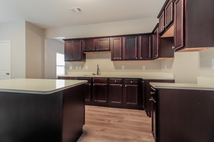 Building Photo - 20 Sycamore St