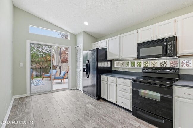 Building Photo - 1662 Evans Dr S