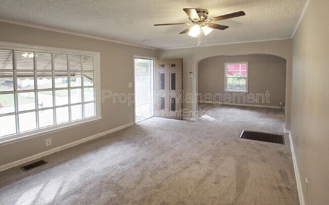 Building Photo - 892 Midway St SE