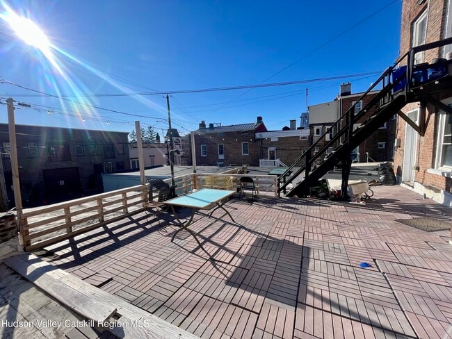 Building Photo - 707 Warren St