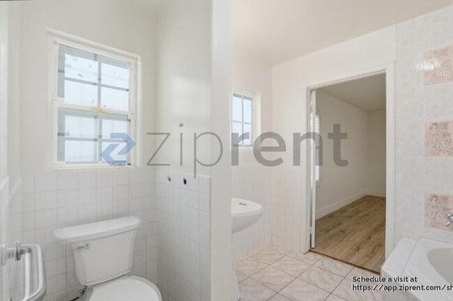 Building Photo - 1421 Stearns Dr