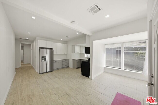 Building Photo - 2910 S Budlong Ave