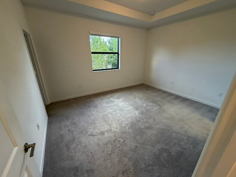 Building Photo - 21001 NE 8th Ave