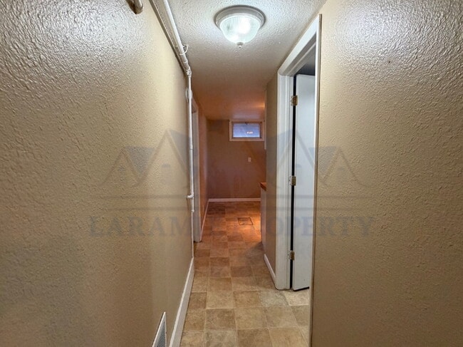 Building Photo - Charming 3 Bedroom 2 Bathroom House