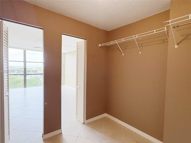 Building Photo - 800 Parkview Dr