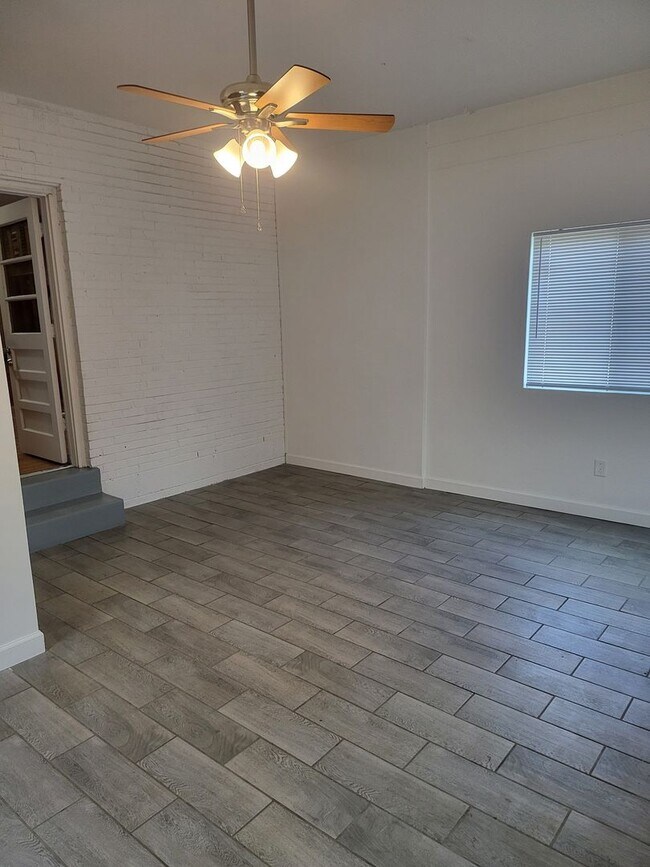 Building Photo - Very large 4 or 5 bedroom ranch in Donelso...