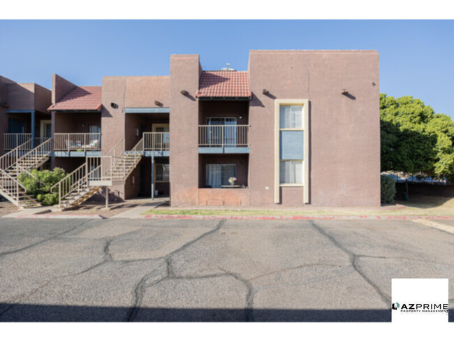 Building Photo - This Exquisite 3/2 Phoenix condo is your U...