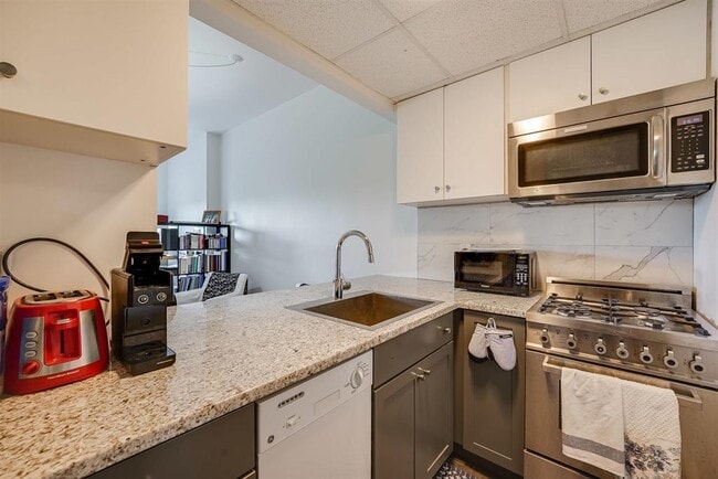 Building Photo - 227 Christopher Columbus Dr