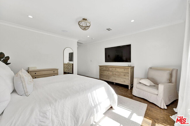 Building Photo - 4621 Allott Ave