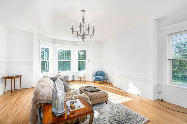Building Photo - Beautiful 3 Bedroom/2 Bathroom First Floor Apartment in East Duluth Mansion - AVAILABLE JUNE!