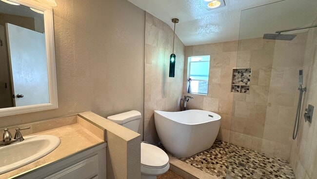 Building Photo - La Costa 2 bedroom Just Minutes from the B...