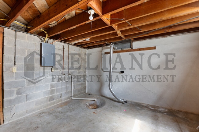 Building Photo - 1014 N Yale Ave
