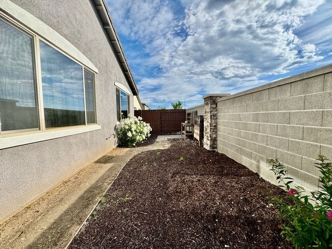 Building Photo - 5 YEARS NEW,  FORMER MODEL HOME BUILT BY LENNAR HOMES, 4 BED, 2.5 BATH, 2 CAR GARAGE