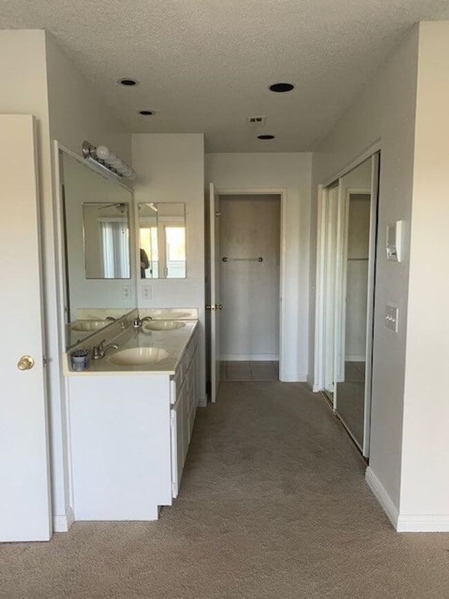 Building Photo - Charming 2bd/2.5 bath!  1 car attached gar...