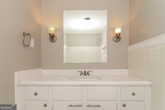 Building Photo - 1666 Greenbrook Dr