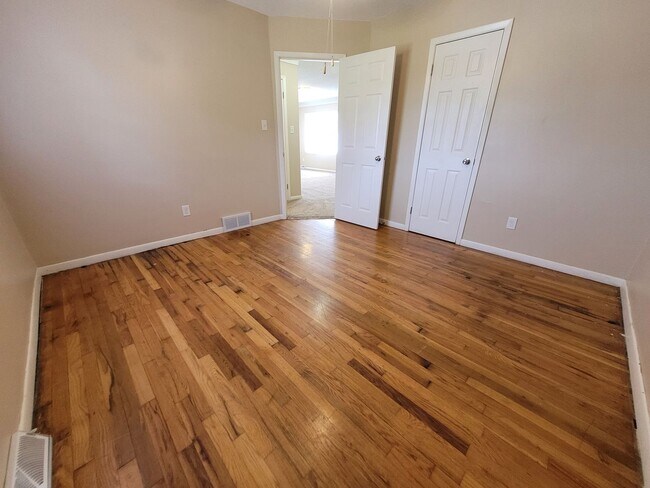 Building Photo - 2 Bedroom, 1 Bathroom Home 5 Minutes from ...