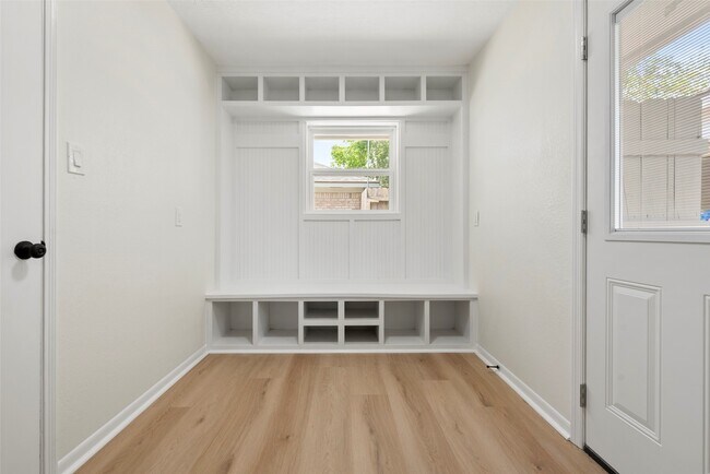 Building Photo - 2610 Moss Hill Dr