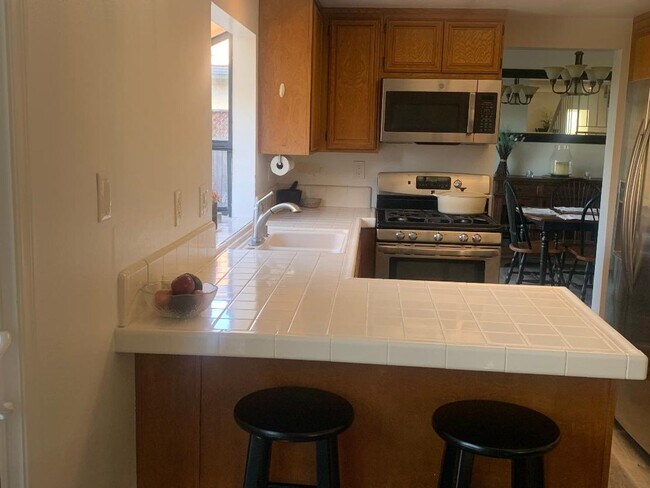 Building Photo - Wonderful East Ventura 4 Bedroom 2.5 Bath Home