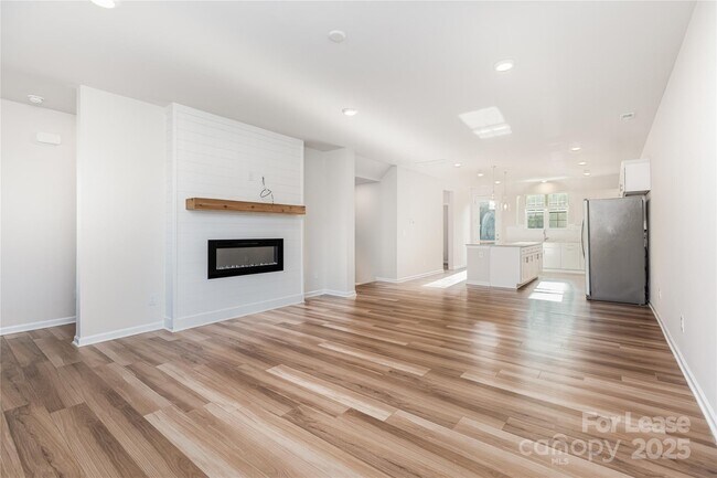 Building Photo - 10114 Hemingway Pl