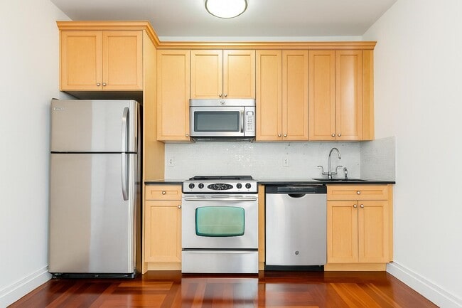 Building Photo - 607 W 137th St