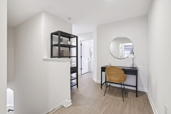 Building Photo - 3 Bedroom Townhome