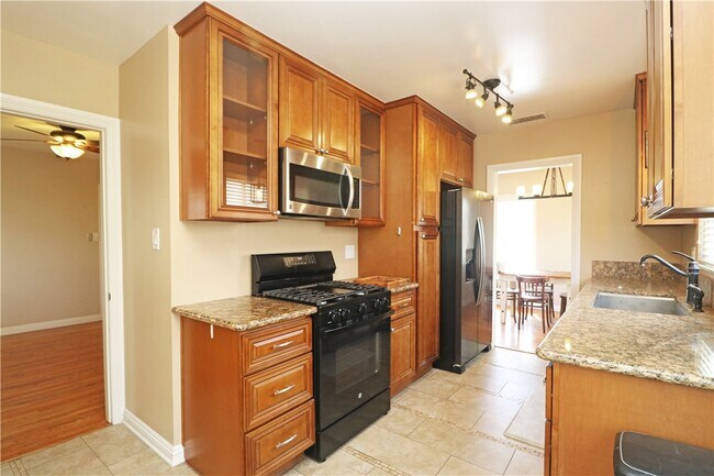 Building Photo - 412 Catalpa Ave