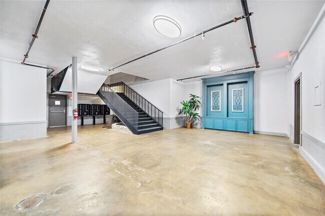 Building Photo - 612 W Texas Ave