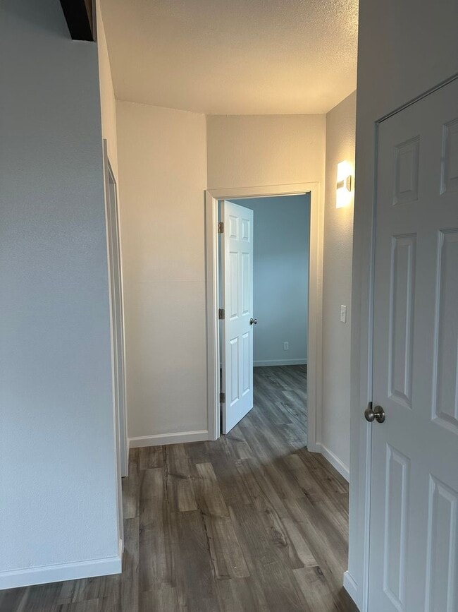 Building Photo - Beautifully updated 2 bedroom 1 bath duple...