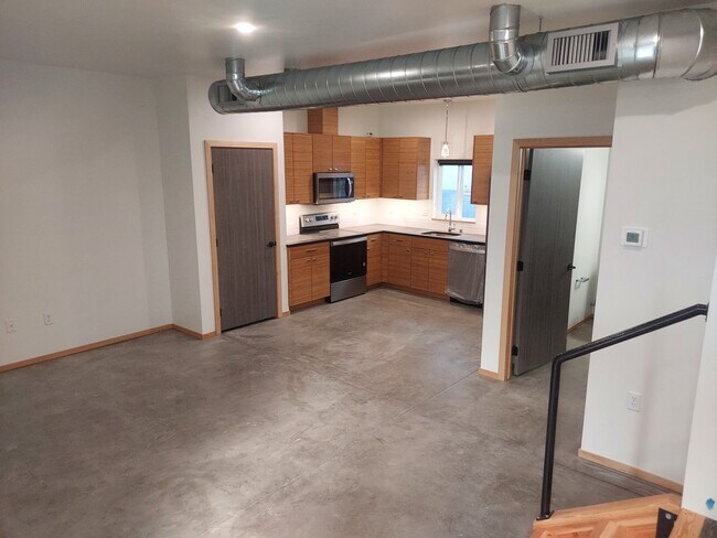 Building Photo - 608 E 7th Ave