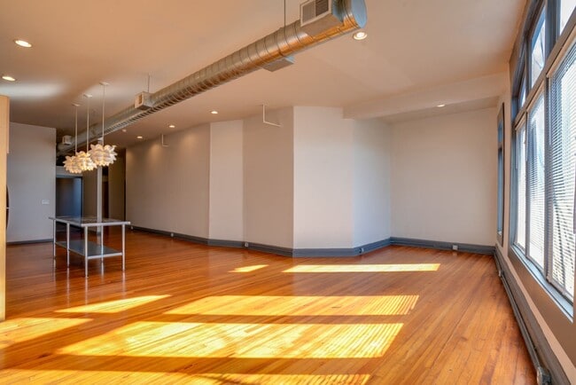 Building Photo - Spacious Newport Loft