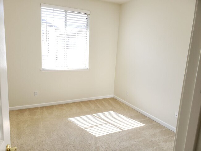 Building Photo - WillowGlen: Beautiful 3 Bedroom 3 Bathroom...