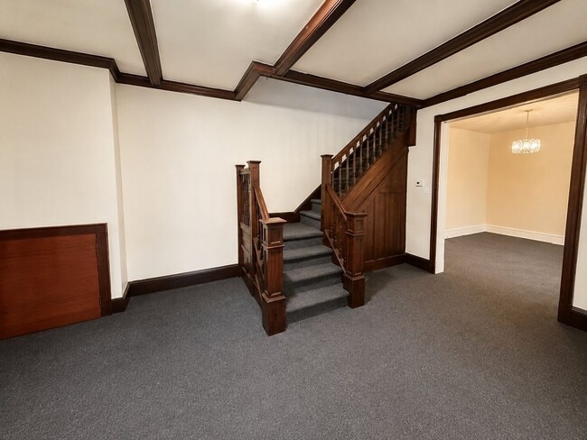 Building Photo - Spacious 6-Bedroom Rental in North Philadelphia | Small Dogs Welcome