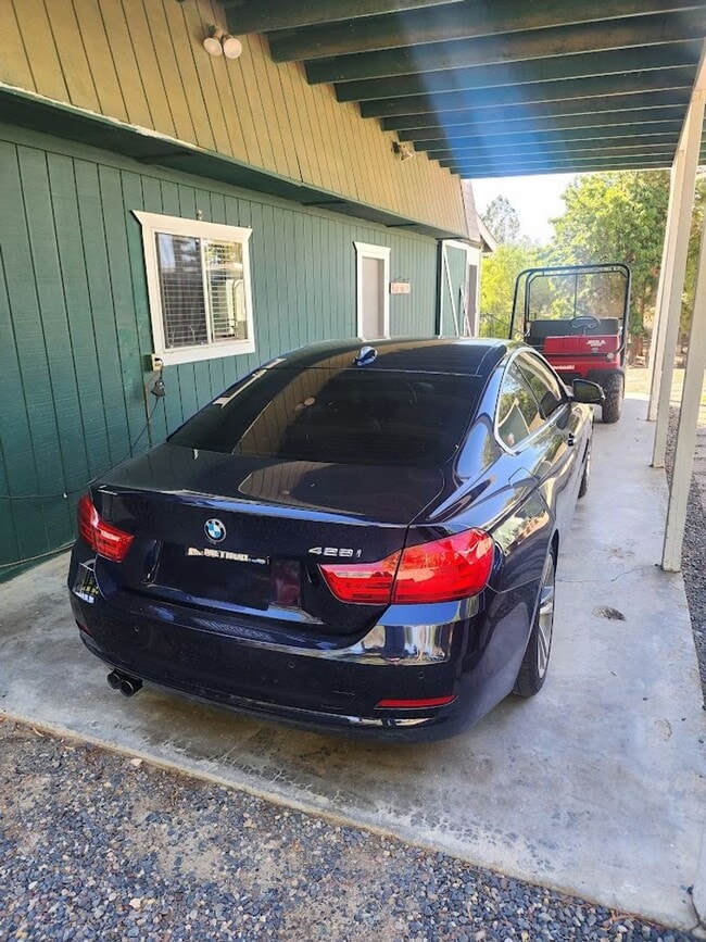 Building Photo - Beautiful Lower Level Studio apartment loc...