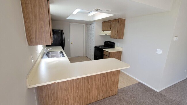 Building Photo - 985 Hickory Ct
