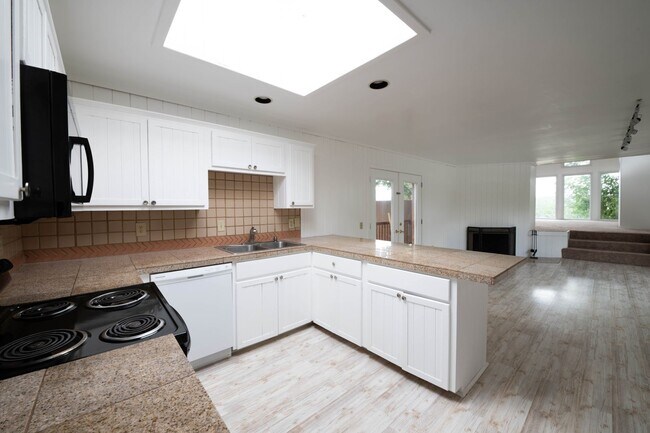 Building Photo - Sunlit One-Bedroom Gem