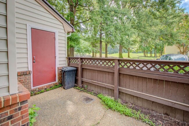 Building Photo - 2 Bed, 2 Bath Centrally Located Condo in G...