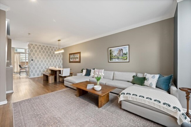 Building Photo - 1214 W School St