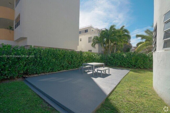 Building Photo - 420 78th St