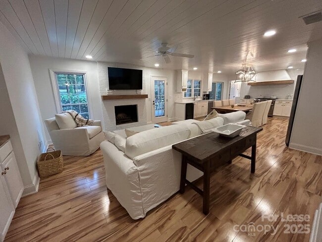 Building Photo - 10316 Whitethorn Dr