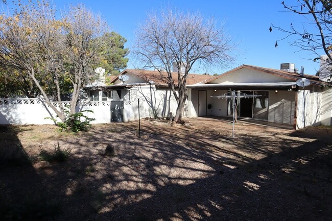 Building Photo - Livable, Lovable, & Avaiable!